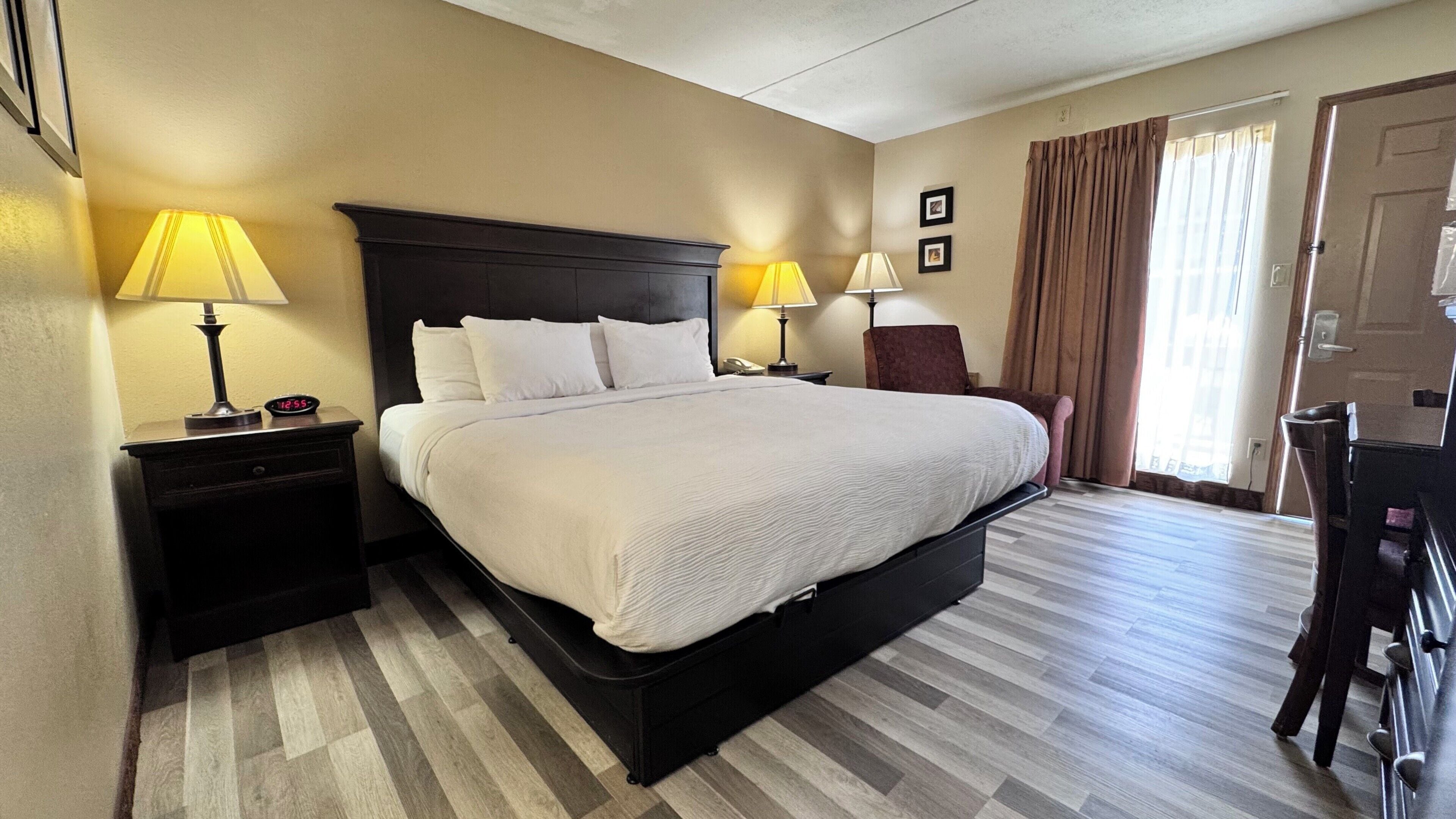 Premium bedding, desk, iron/ironing board, free cribs/infant beds