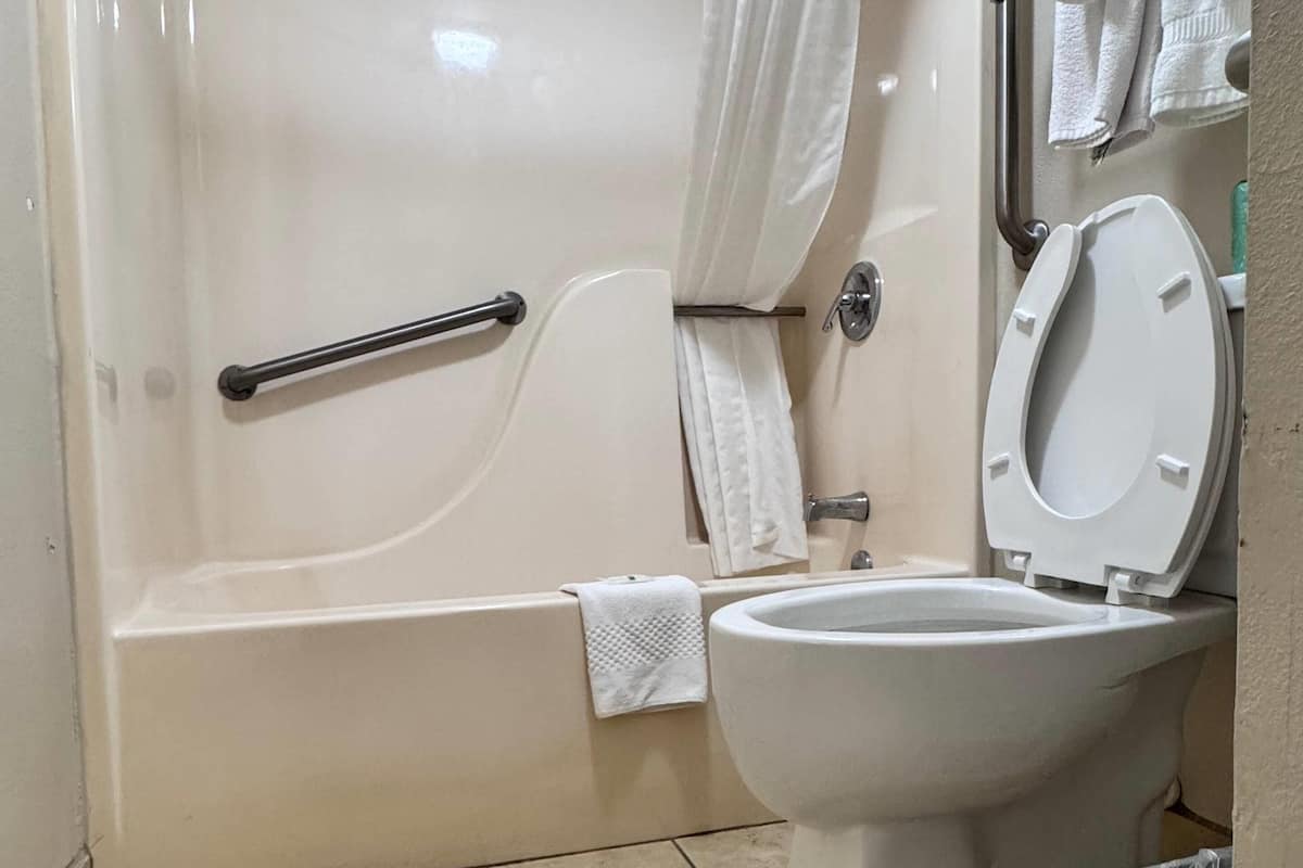 Schreibtisch, Bügeleisen/Bügelbrett, kostenlose Babybetten