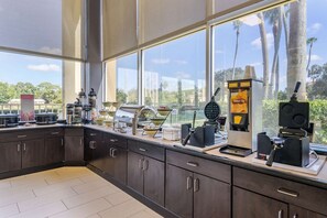 Buffet déjeuner gratuit tous les jours