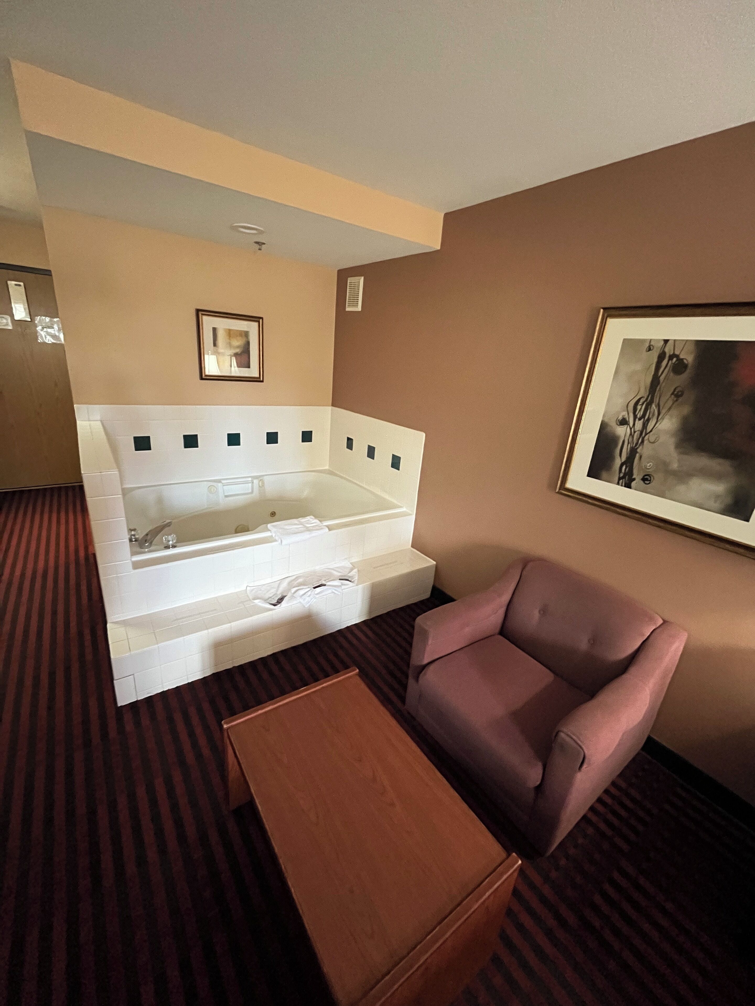 Room, 1 King Bed, Non Smoking, Jetted Tub | Living area