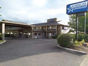A hotel with a sign reading "AMERICAS Best Value Inn & Suites". - Americas Best Value Inn & Suites Forest Grove Hillsboro (Forest Grove)
