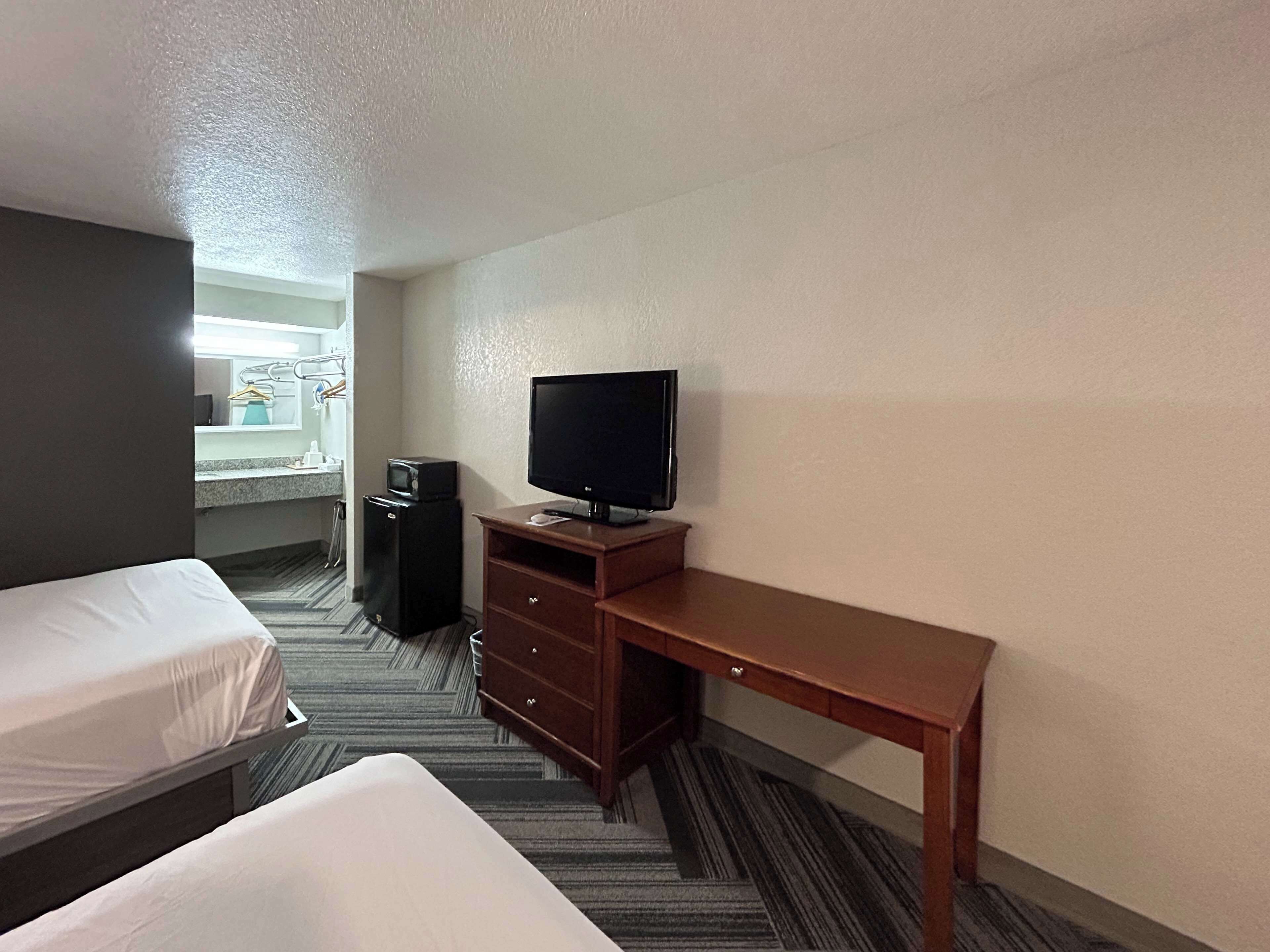 Escrivaninha, cortinas blackout, ferros/tábuas de passar roupa