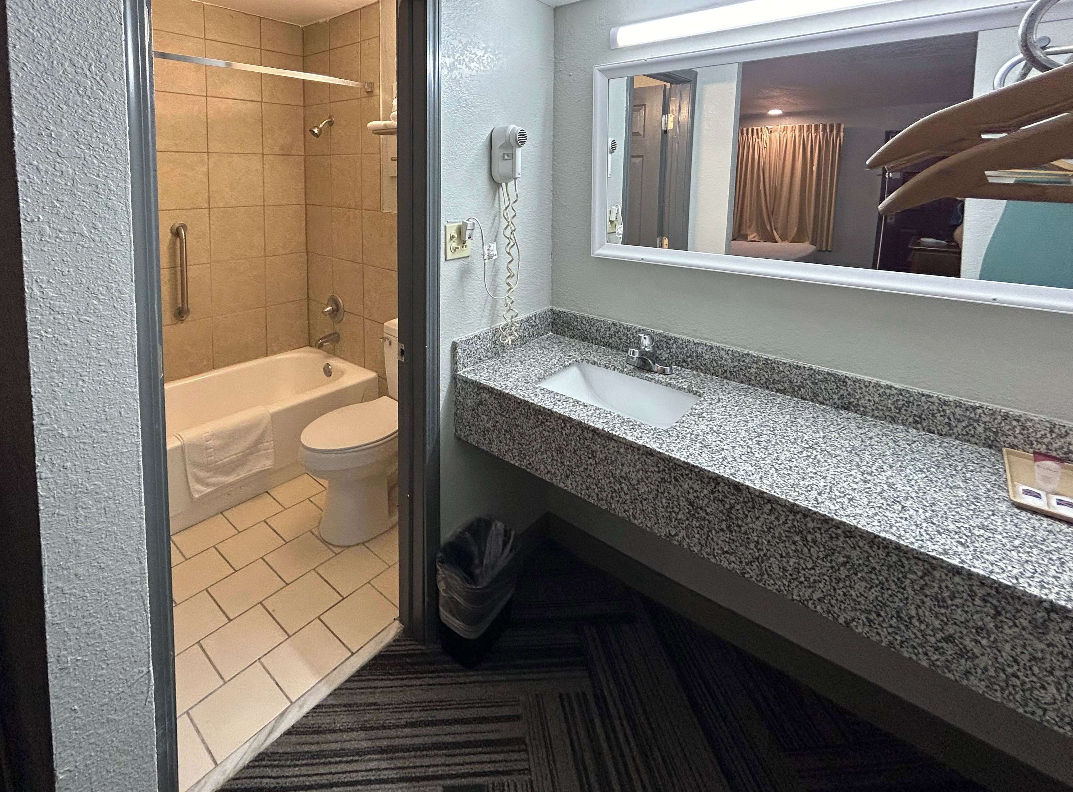 Kombination af bruser/badekar, gratis toiletartikler, hårtørrer