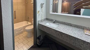 Kombination af bruser/badekar, gratis toiletartikler, hårtørrer