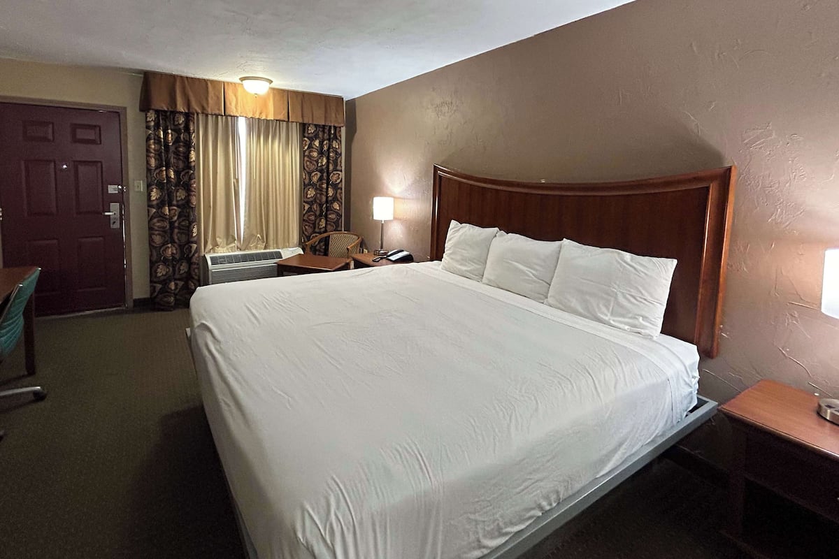 Desk, blackout drapes, iron/ironing board, free WiFi