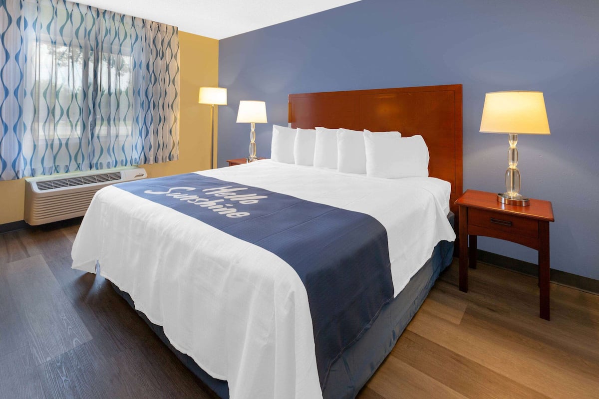 Room, 1 Queen Bed, Accessible, Non Smoking (Mobility)