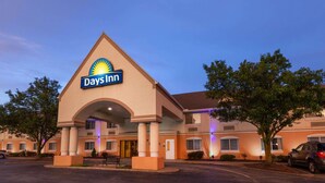 A Days Inn hotel with a prominent sign, a covered entrance, and a parking lot. - Days Inn by Wyndham Milan Sandusky South (Milan)