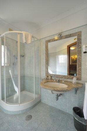 Quarto casal ou duplo standard | Frigobar, cofres nos quartos, escrivaninha, berços (sobretaxa)