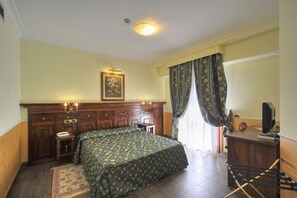 Dobbelt- eller tomannsrom – standard | Minibar, safe på rommet, skrivebord og barnesenger