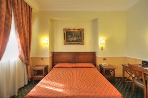 Minibar, odada kasa, masa, beşik/çocuk yatağı 