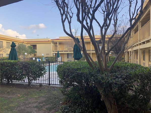 Executive Room, 2 Queen Beds, Non Smoking, Pool View | Courtyard view