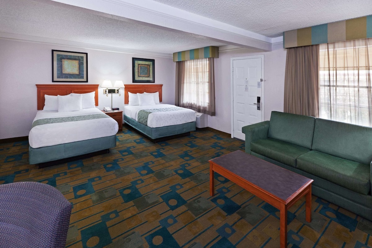 Executive Room, 2 Queen Beds, Non Smoking, Pool View