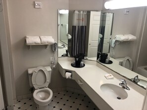 Duschwanne, kostenlose Toilettenartikel, Haartrockner, Handtücher