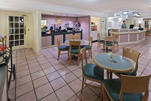 Free daily full breakfast - La Quinta Inn by Wyndham Austin Oltorf (Austin)