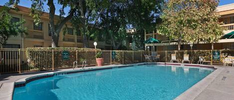 حمّام سباحة خارجي