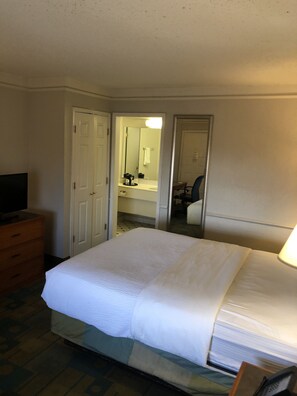 Room, 1 Queen Bed | Pillowtop beds, desk, laptop workspace, blackout drapes