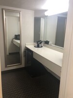 Chambre Exécutive, 2 grands lits, non-fumeurs, vue piscine | Surmatelas, bureau, espace de travail pour ordinateur portable