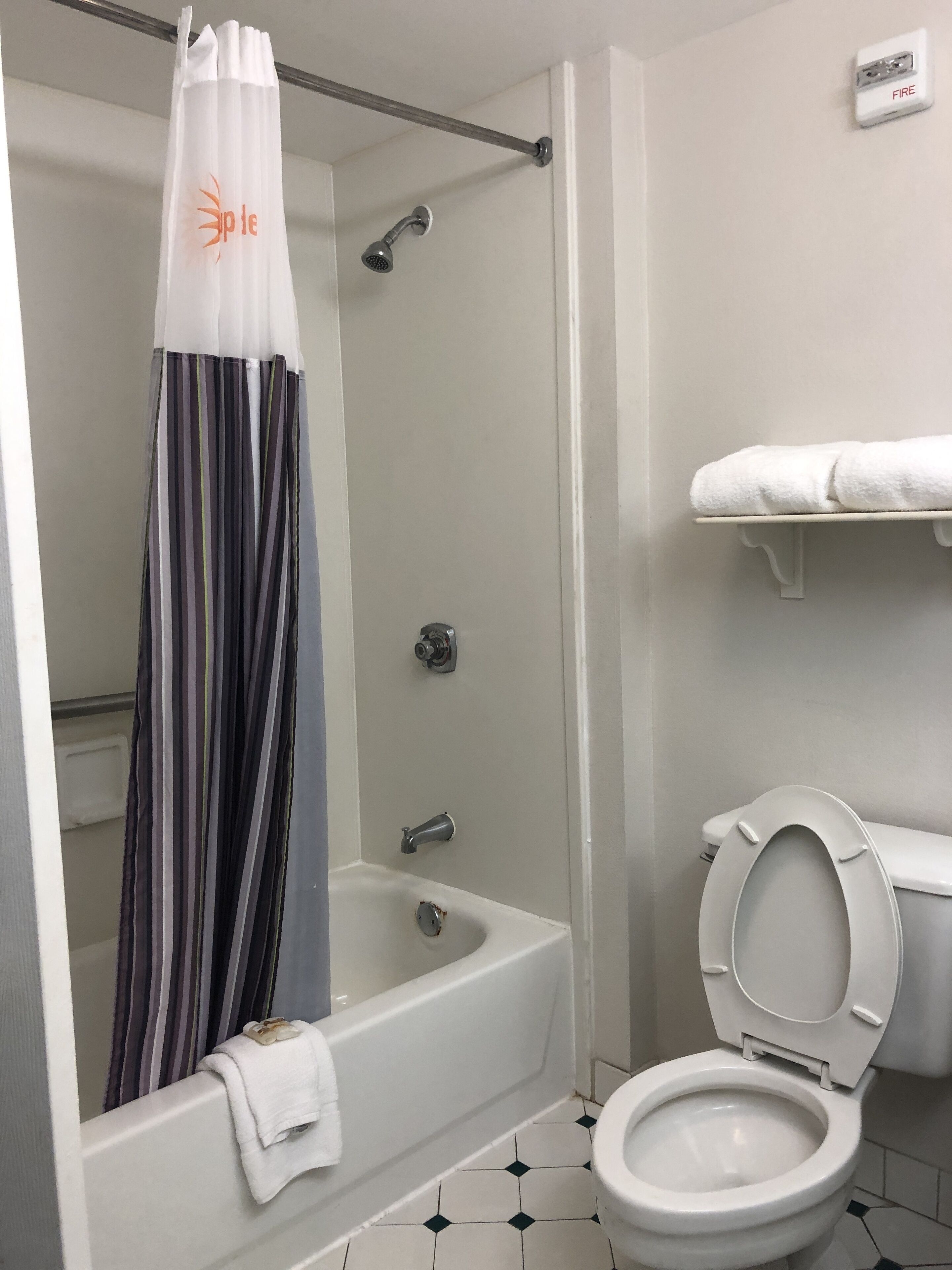 Tina con regadera, amenidades de baño gratuitas, secadora de cabello 
