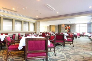 Café da manhã, almoço e jantar; culinária americana 