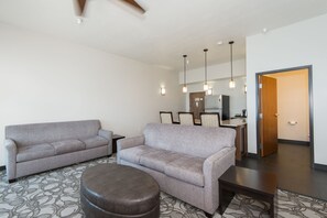 Suite, 1 cama King size, vista al lago (Casino Suite) | Escritorio, tabla de planchar con plancha, wifi gratis y ropa de cama 