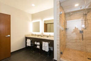 Suite, 1 cama King size, vista al lago (Casino Suite) | Baño | Amenidades de baño ecológicas, secadora de cabello, toallas 