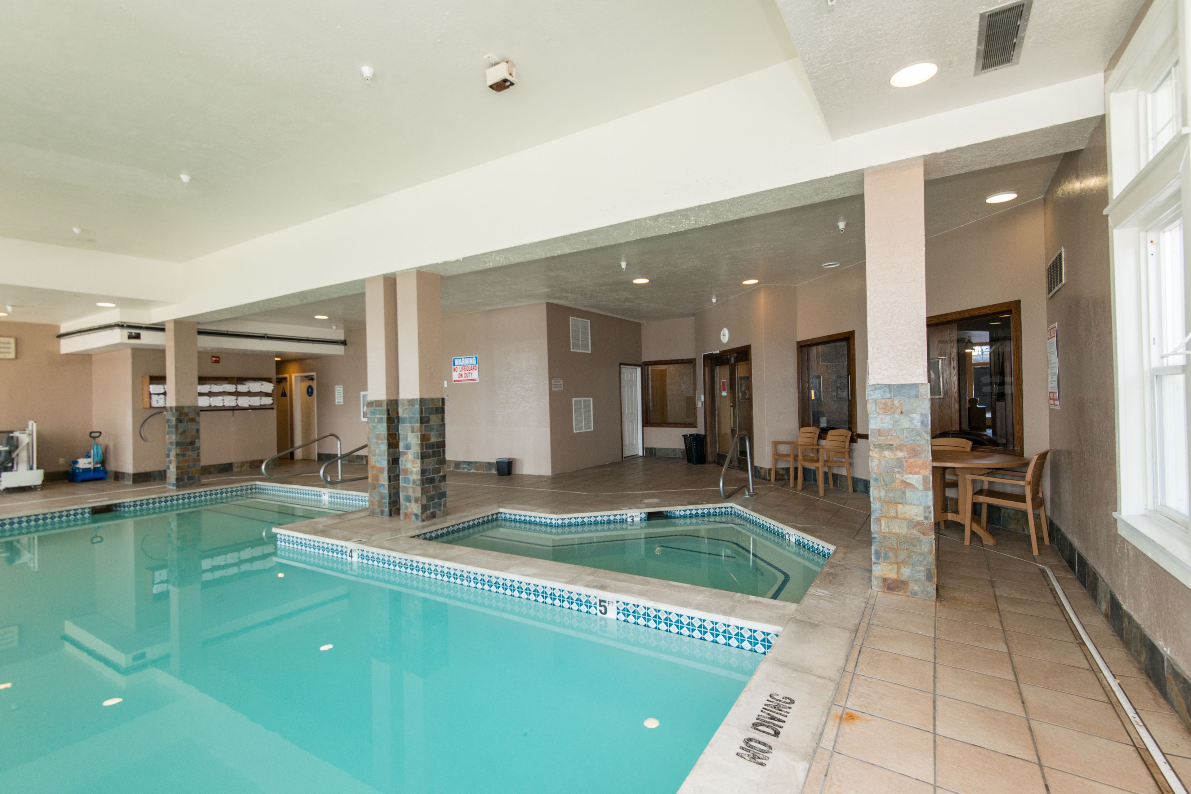 Una piscina cubierta