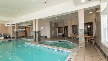 Una piscina cubierta