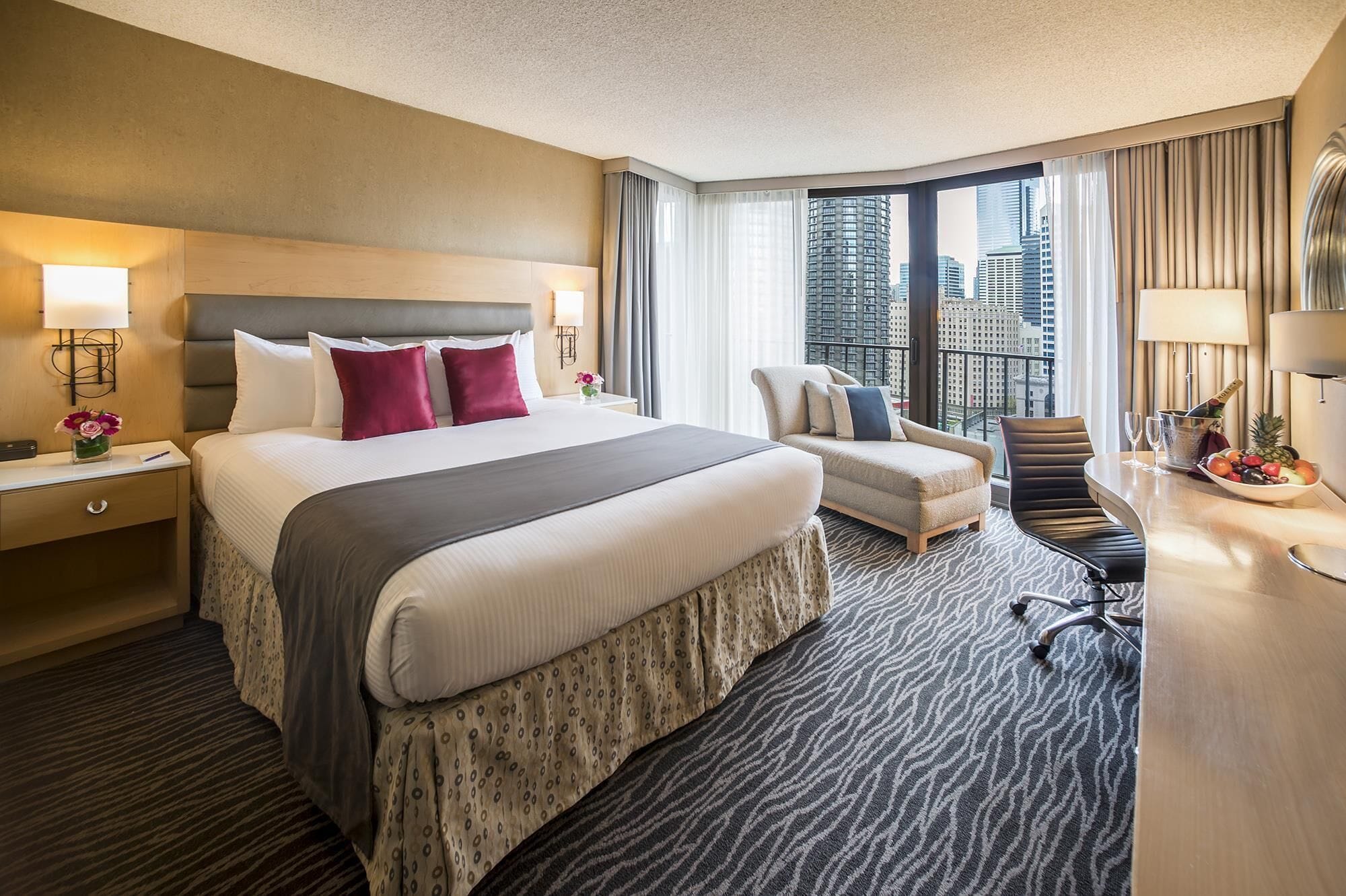 Zimmersafe, Schreibtisch, Verdunkelungsvorhänge, Bügeleisen/Bügelbrett