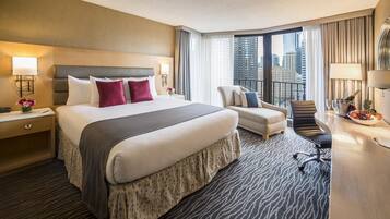 Zimmersafe, Schreibtisch, Verdunkelungsvorhänge, Bügeleisen/Bügelbrett