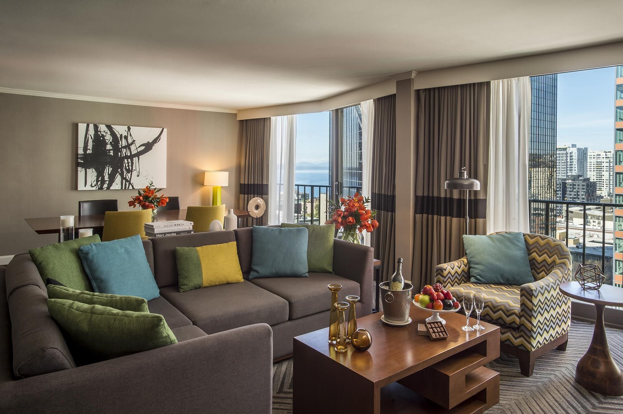 客房內保險箱、書桌、遮光布/窗簾、熨斗/熨衣板