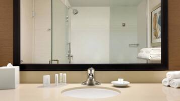 Tina con regadera, amenidades de baño gratuitas, secadora de cabello
