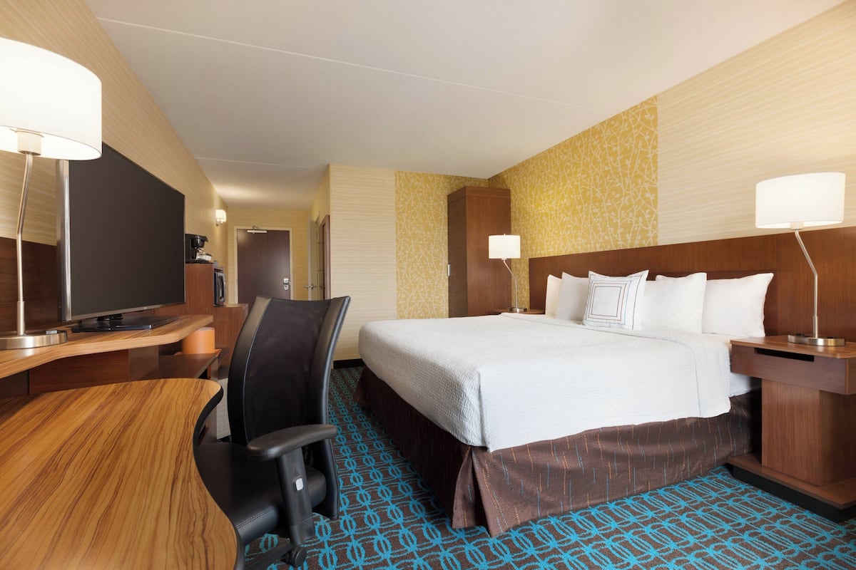 Premium bedding, in-room safe, desk, iron/ironing board