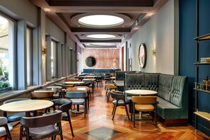 Se sirven desayunos, comidas y cocina italiana con vista al jardín