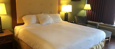 Mørklægningsgardiner, gratis Wi-Fi, sengetøj