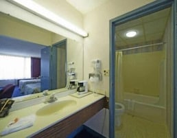 Bañera con ducha, artículos de tocador ecológicos, secador de pelo