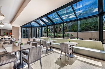 4 restaurants, breakfast, lunch, dinner served; American cuisine at Sonesta Los Angeles Airport LAX