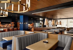 4 restaurants; breakfast and dinner served