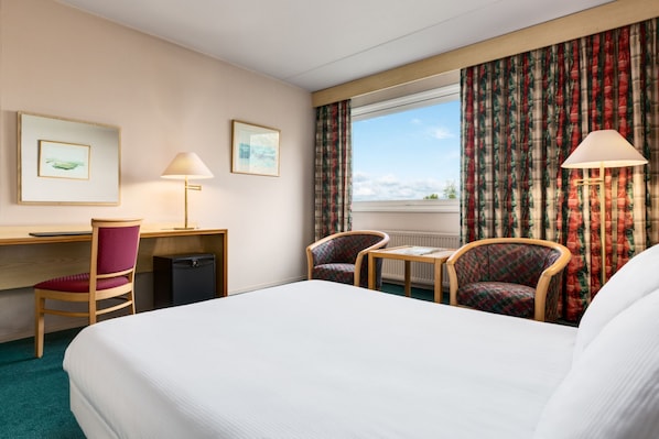 Minibar, in-room safe, desk, iron/ironing board
