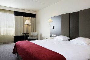 Minibar, una cassaforte in camera, una scrivania, ferro/asse da stiro