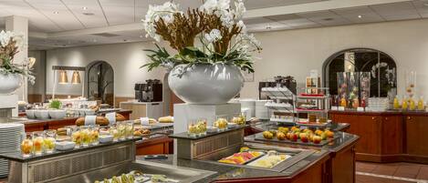 2 restaurants servant le déjeuner et le dîner, plats Cuisine française