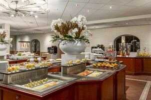 2 restaurantes; se sirve almuerzo y cena; cocina francesa