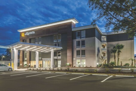 La Quinta Inn Suites by Wyndham Myrtle Beach N Kings Hwy - Image 10