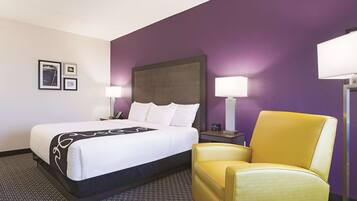 Deluxe Room, 1 King Bed, Non Smoking | Premium bedding, in-room safe, desk, iron/ironing board