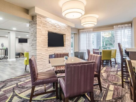 La Quinta Inn Suites by Wyndham Myrtle Beach N Kings Hwy - Image 36