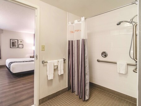 La Quinta Inn Suites by Wyndham Myrtle Beach N Kings Hwy - Image 13