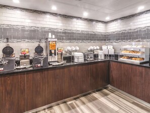 Tägliches inbegriffenes kontinentales Frühstück
