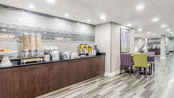 Desayuno continental gratuito y diario