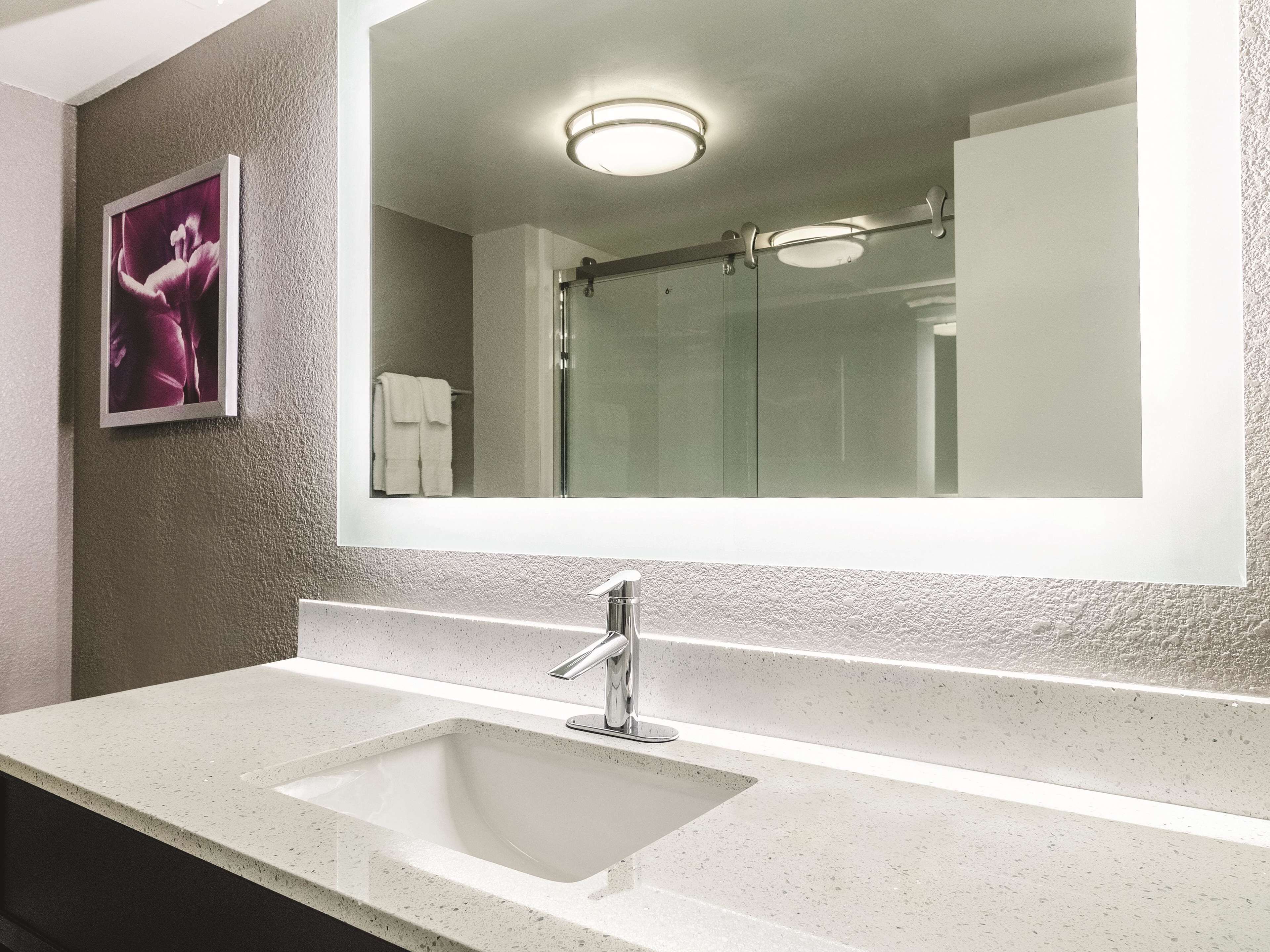 deluxe room, 1 king bed, accessible (mobility accessible) | bathroom | combined shower/bathtub, free toiletries, hair dryer, towels