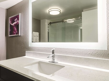 La Quinta Inn Suites by Wyndham Myrtle Beach N Kings Hwy - Image 7