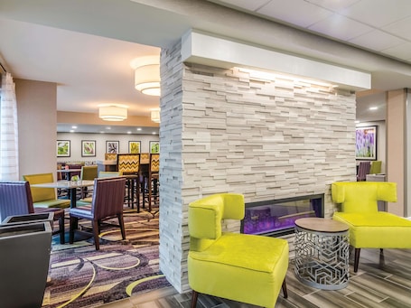 La Quinta Inn Suites by Wyndham Myrtle Beach N Kings Hwy - Image 33